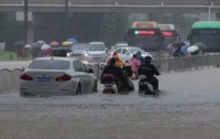 河南南阳遭遇特大暴雨，多部门联合应对自然灾害