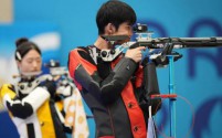 中国代表团闪耀奥运赛场，黄雨婷盛李豪勇夺首金