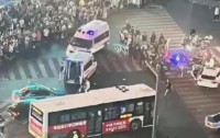 长沙网约车失控闯红灯致8人受伤，肇事司机已被控制