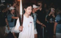 王一博捡国旗瞬间引爆网络：爱国行动展现新青年风采，获赞无数！