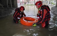福建紧急行动，成功转移30.42万名群众应对台风“格美”