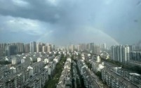 合肥遭遇狂风大雨袭击，最新天气预报紧急发布