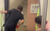 上海地铁12号线天潼路站突发消防水管爆裂，迅速处置恢复运营